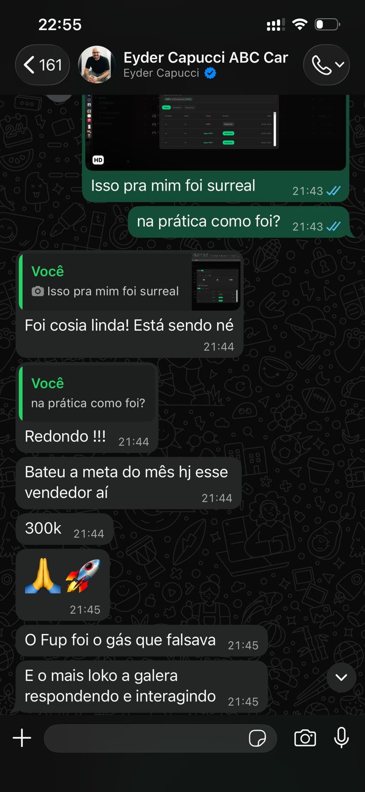 Depoimento de Eyder Capucci, da ABC Car, comemorando vendedor que bateu a meta do mês em 300 mil reais.